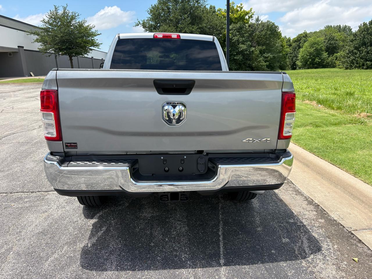 RAM 2500 Tradesman 4x4 Crew Cab 6'4" Box 2020