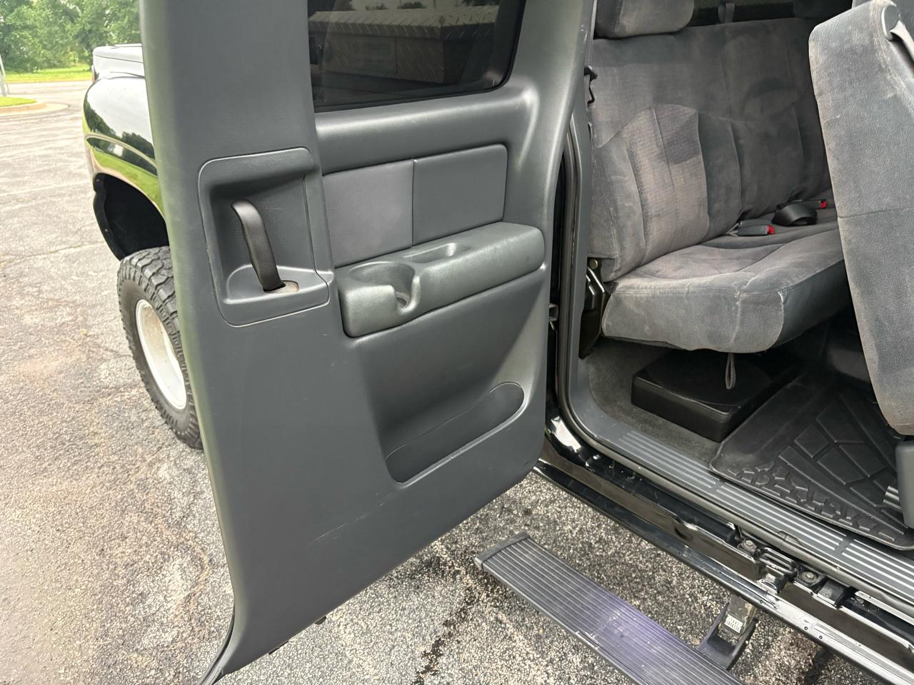 Chevrolet Silverado 3500 Ext Cab 157.5" WB 4WD DRW LS 2001