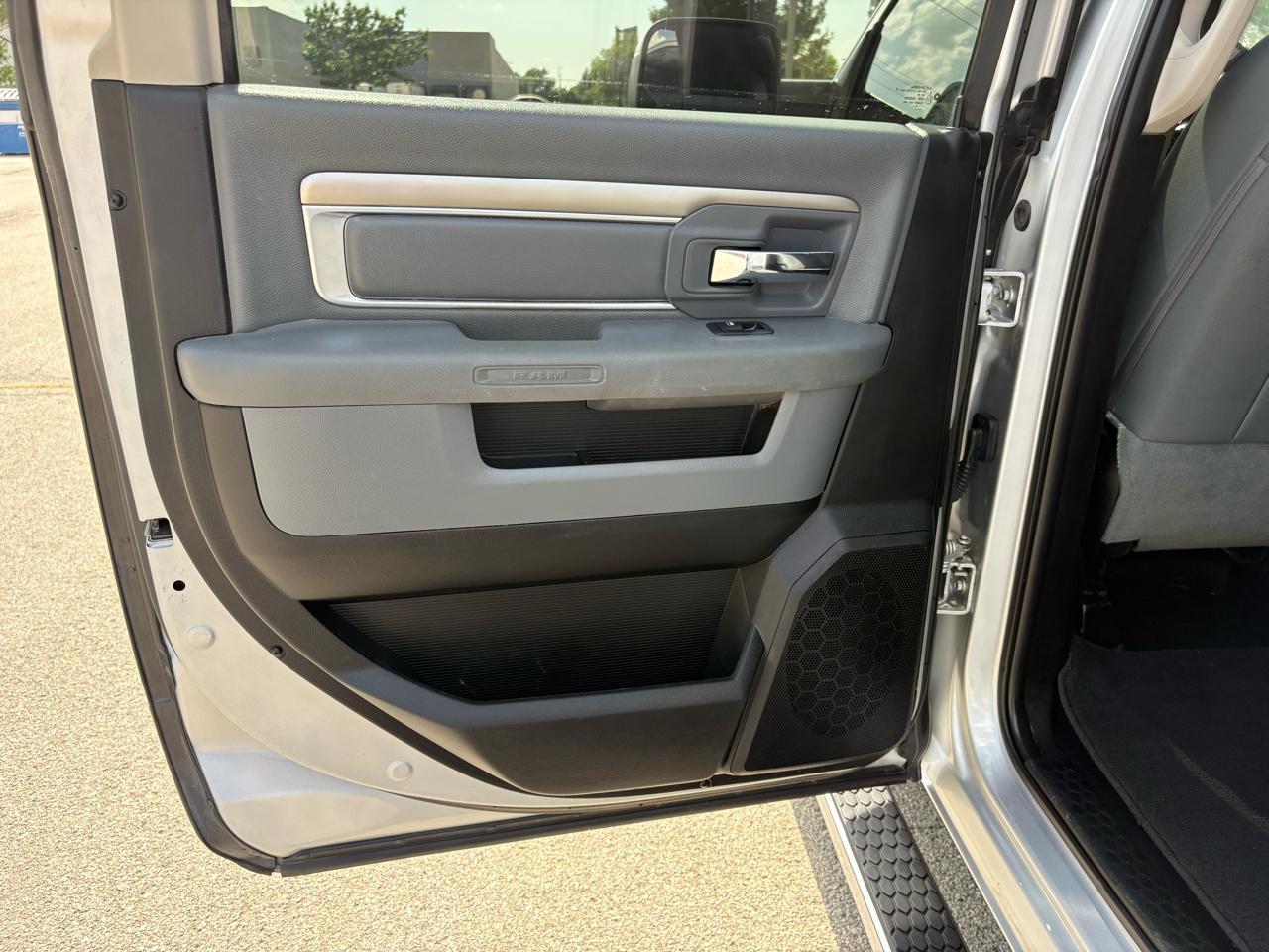 RAM 3500 SLT 4x4 Crew Cab 8' Box 2018