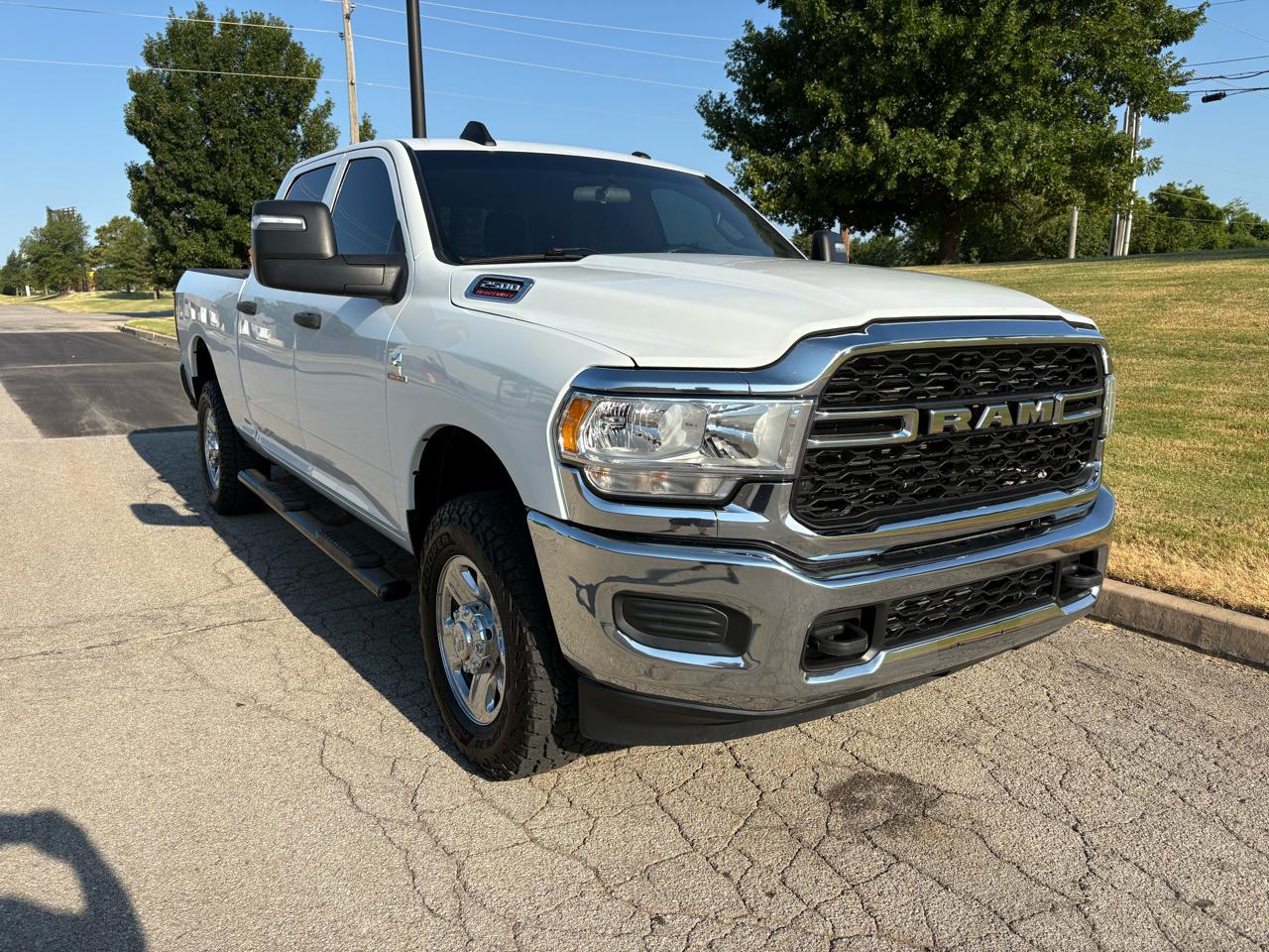 RAM 2500 Tradesman 4x4 Crew Cab 6'4" Box 2023