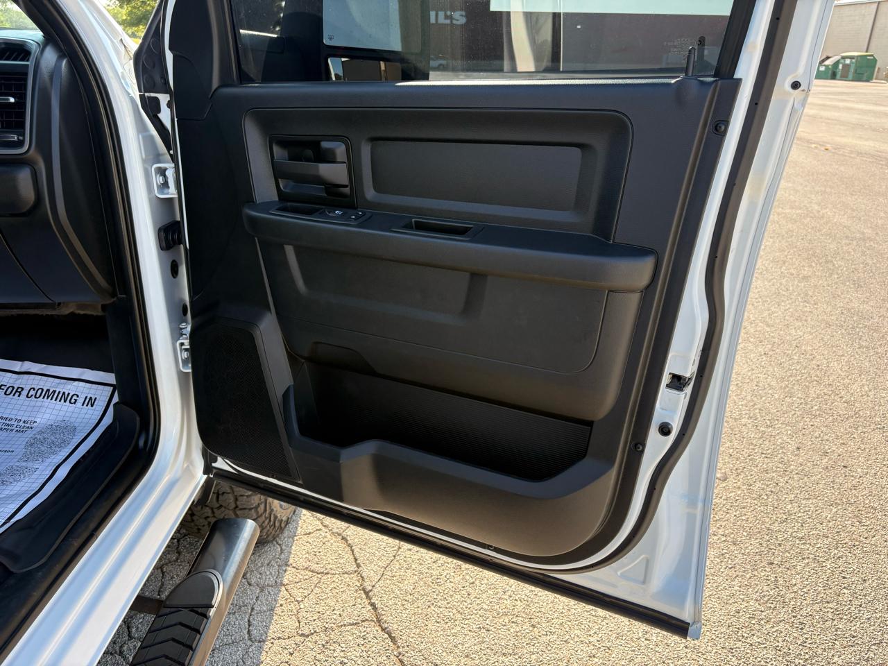 RAM 2500 Tradesman 4x4 Crew Cab 6'4" Box 2023