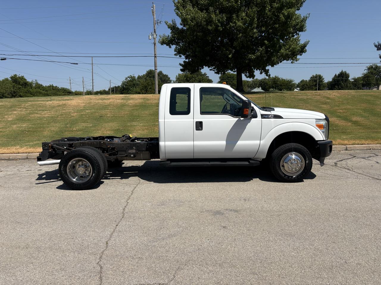Ford Super Duty F-350 DRW 4WD SuperCab 158" XL 2015