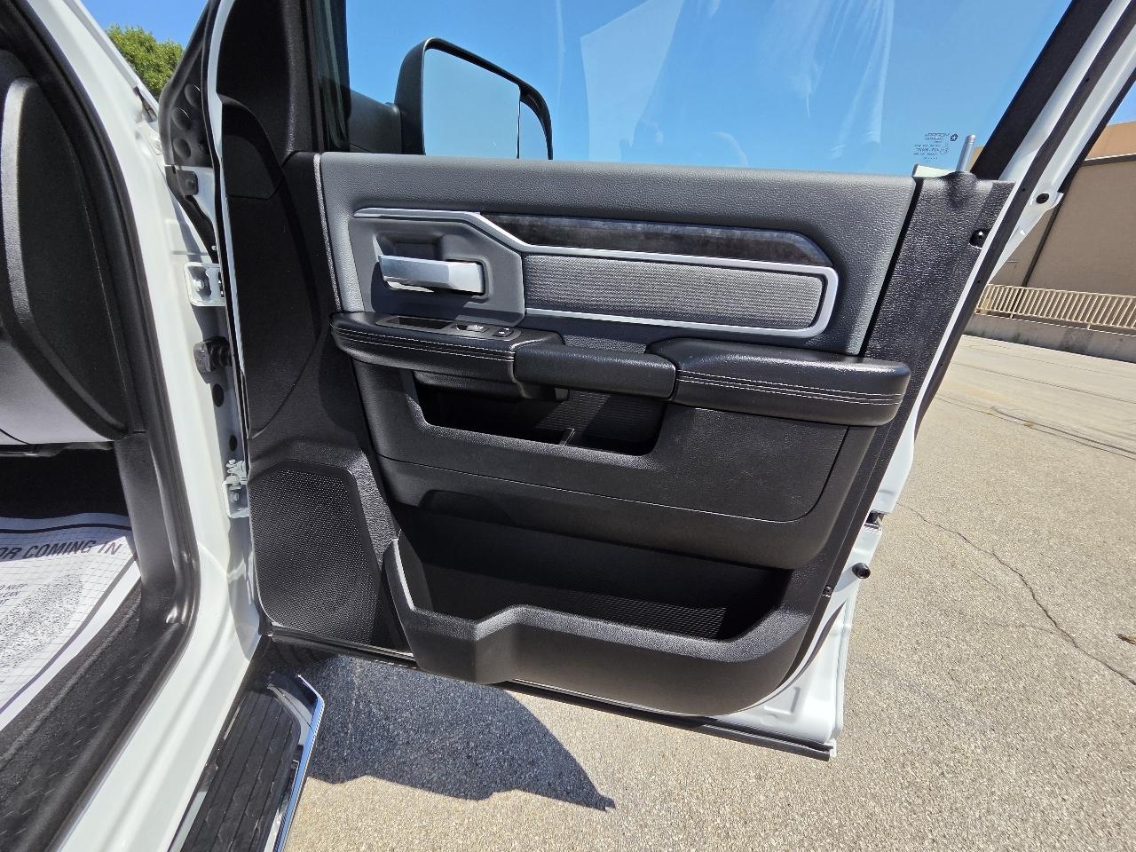 RAM 3500 Big Horn 4x4 Crew Cab 8' Box 2022