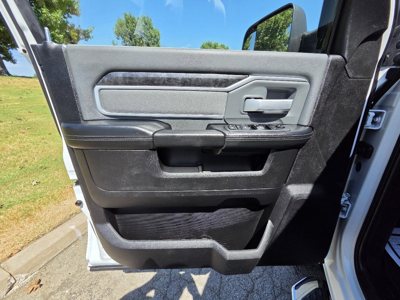 RAM 3500 Big Horn 4x4 Crew Cab 8' Box 2022