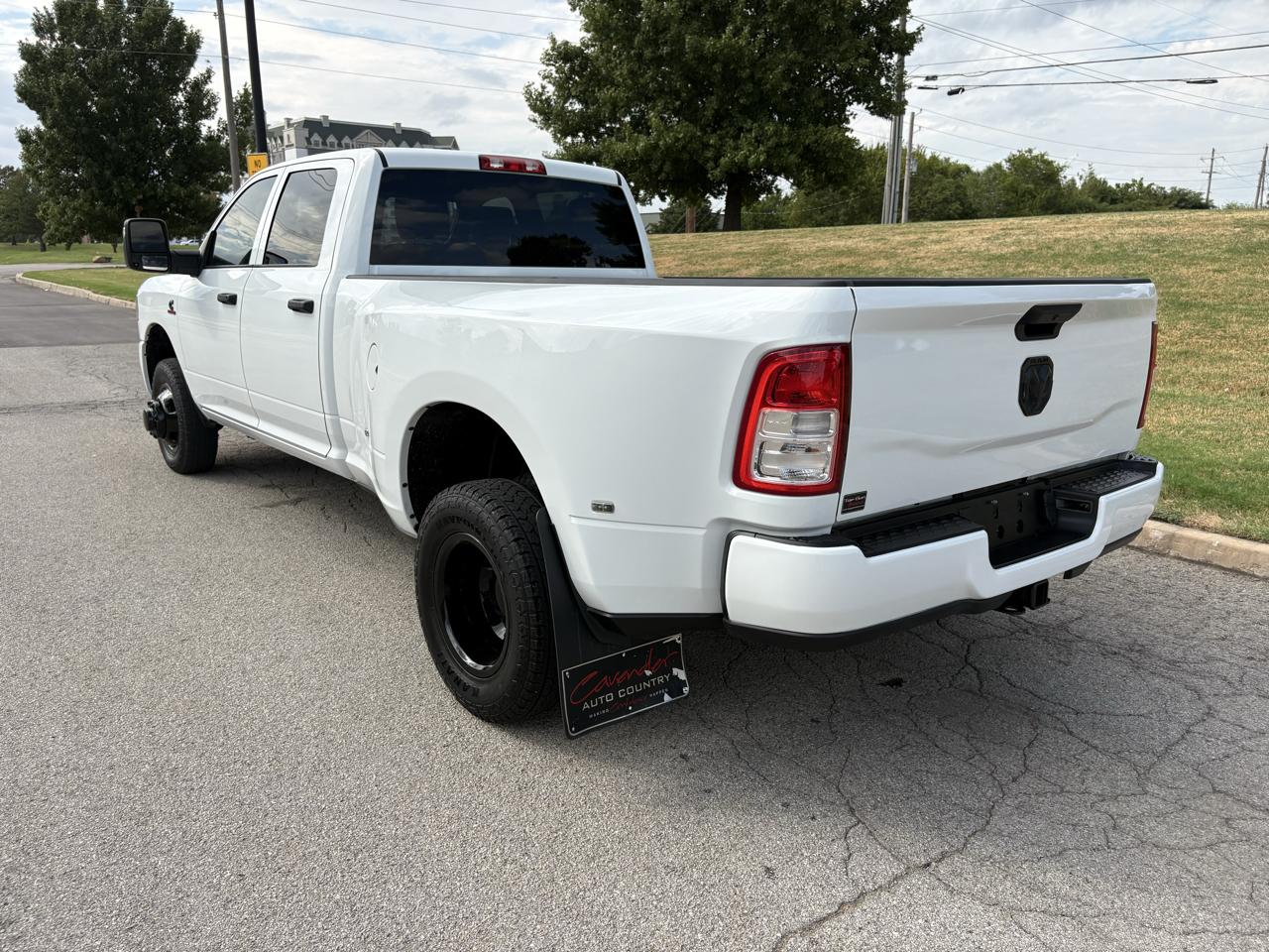 RAM 3500 Tradesman 4x4 Crew Cab 8' Box 2024