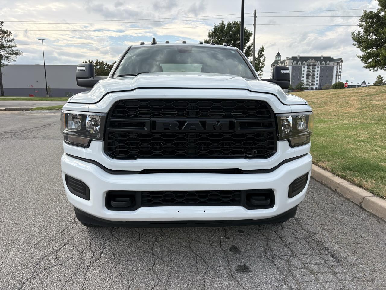 RAM 3500 Tradesman 4x4 Crew Cab 8' Box 2024