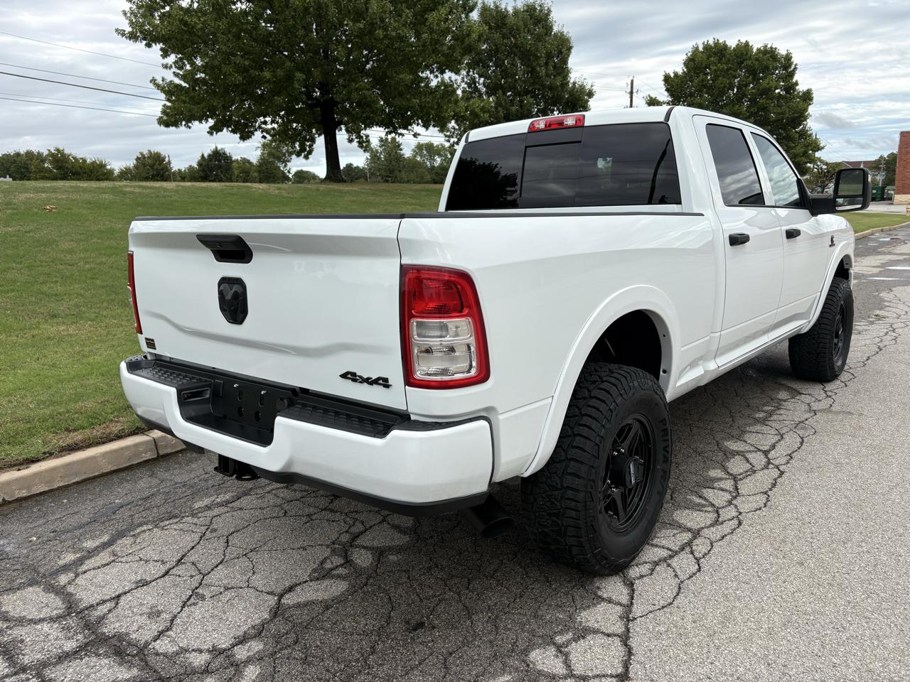 RAM 2500 Tradesman 4x4 Crew Cab 6'4" Box 2024