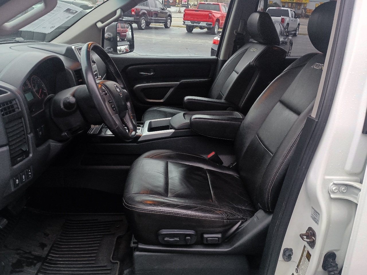 Nissan Titan 4WD Crew Cab SWB PRO-4X 2015