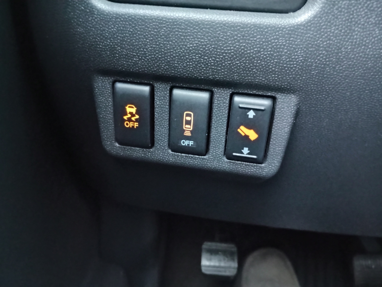 Nissan Titan 4WD Crew Cab SWB PRO-4X 2015