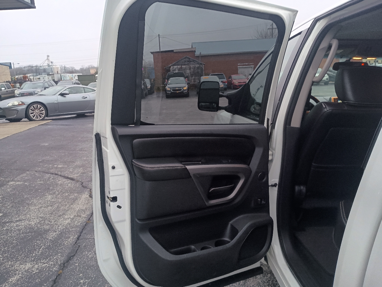 Nissan Titan 4WD Crew Cab SWB PRO-4X 2015