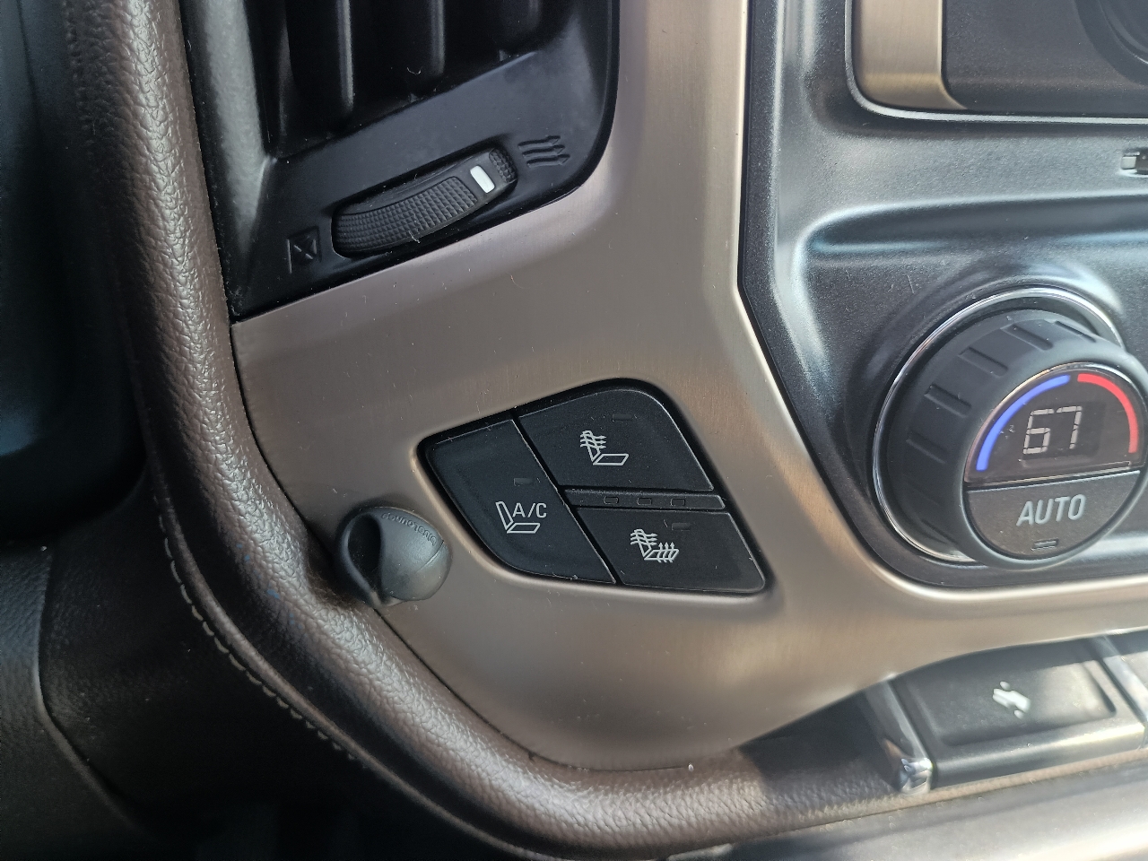 GMC Sierra 1500 4WD Crew Cab 143.5" Denali 2014