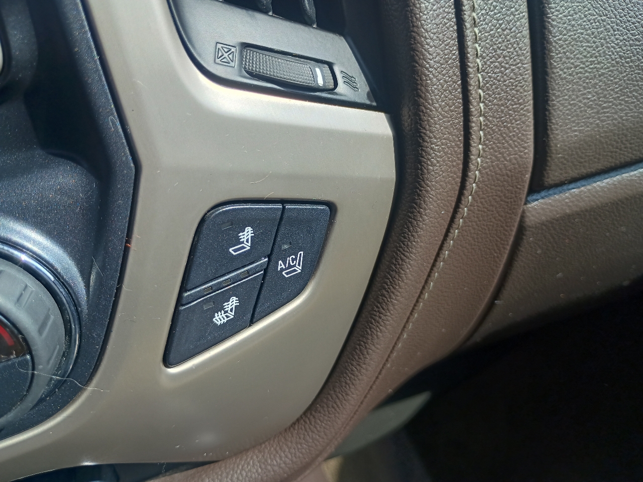 GMC Sierra 1500 4WD Crew Cab 143.5" Denali 2014