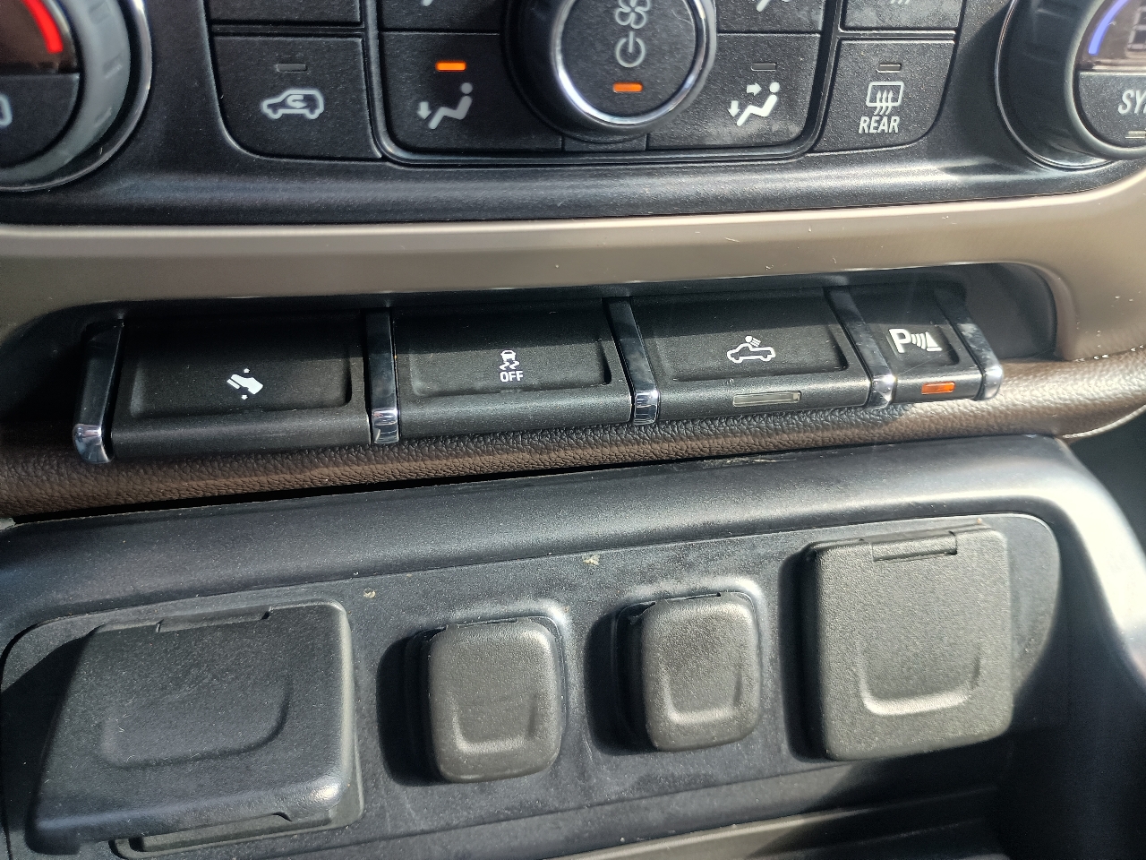 GMC Sierra 1500 4WD Crew Cab 143.5" Denali 2014