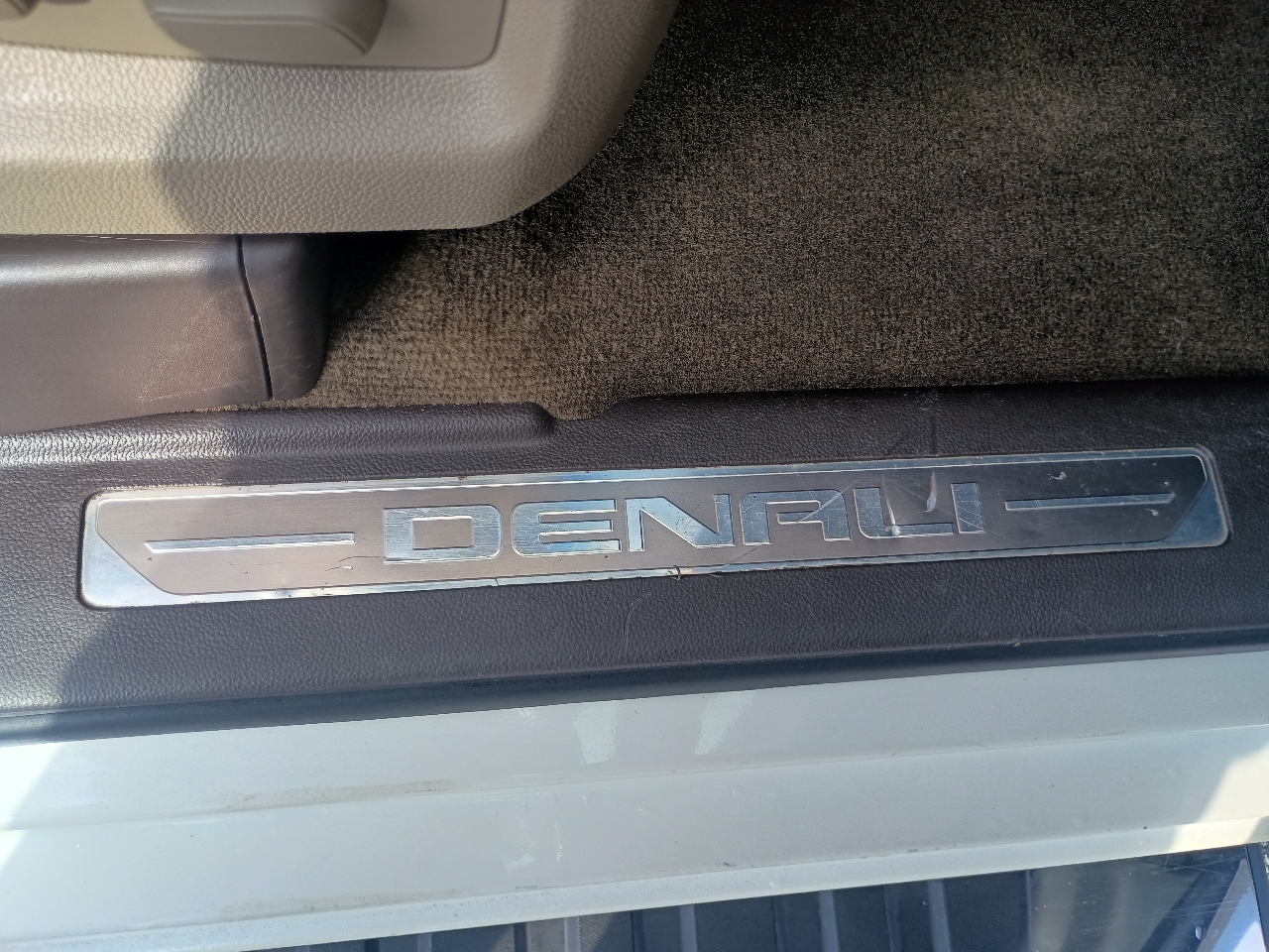 GMC Sierra 1500 4WD Crew Cab 143.5" Denali 2014