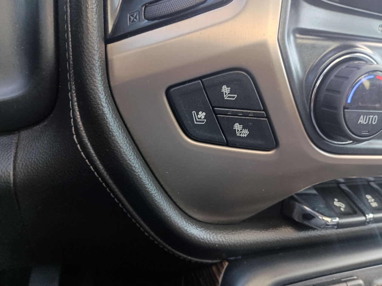 GMC Sierra 1500 4WD Crew Cab 143.5" Denali 2017