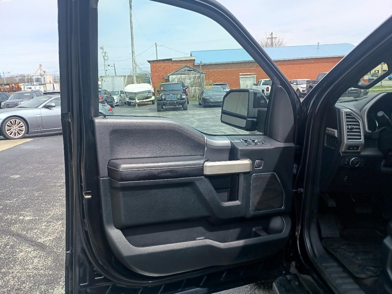 Ford F-150 4WD SuperCrew 145" Lariat 2016