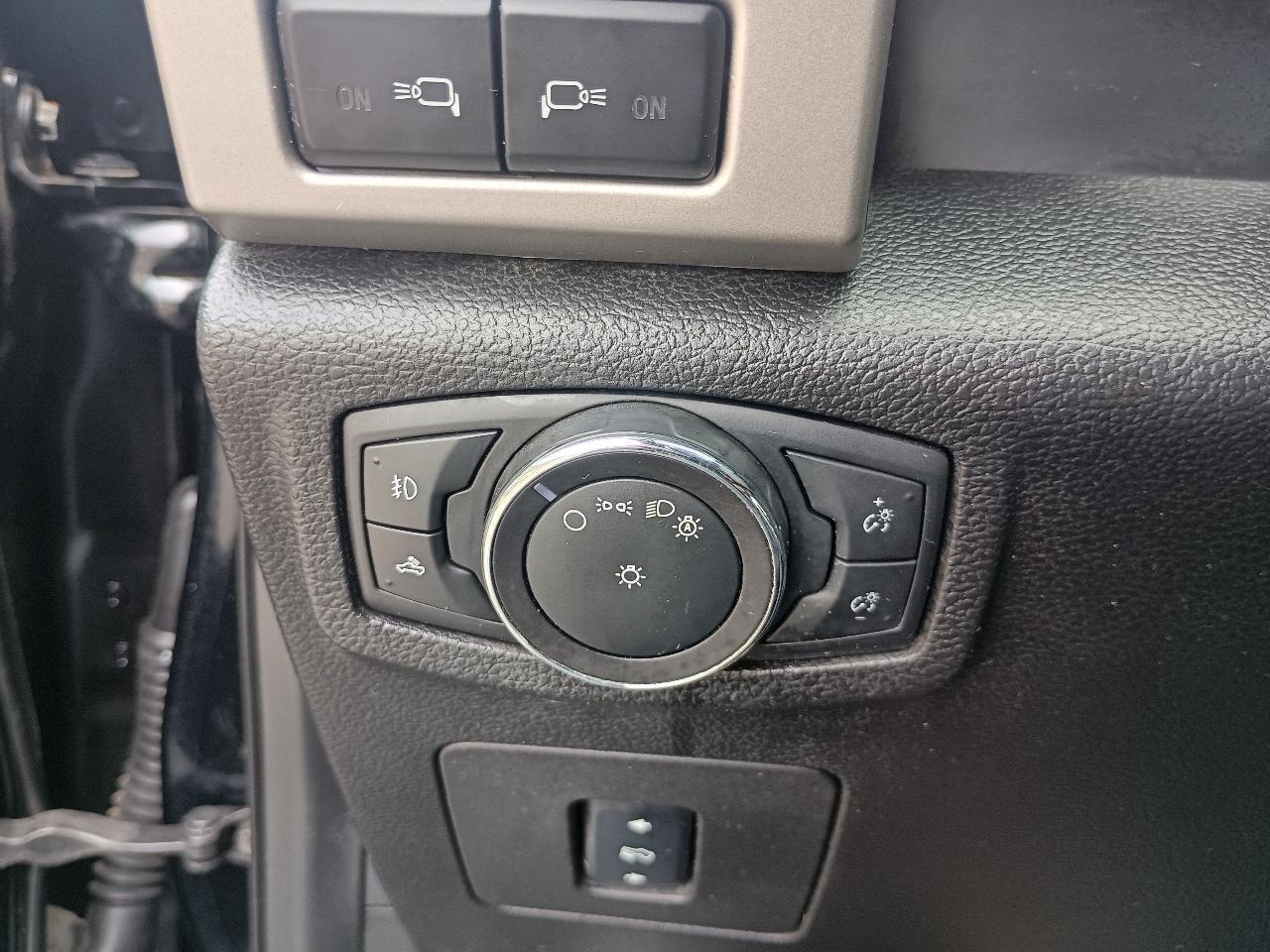 Ford F-150 4WD SuperCrew 145" Lariat 2016