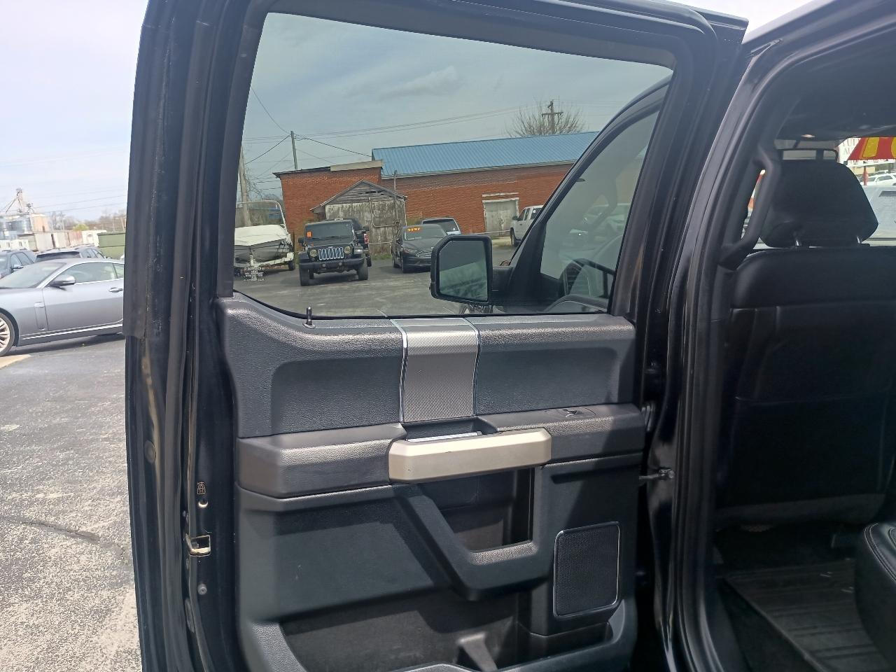 Ford F-150 4WD SuperCrew 145" Lariat 2016