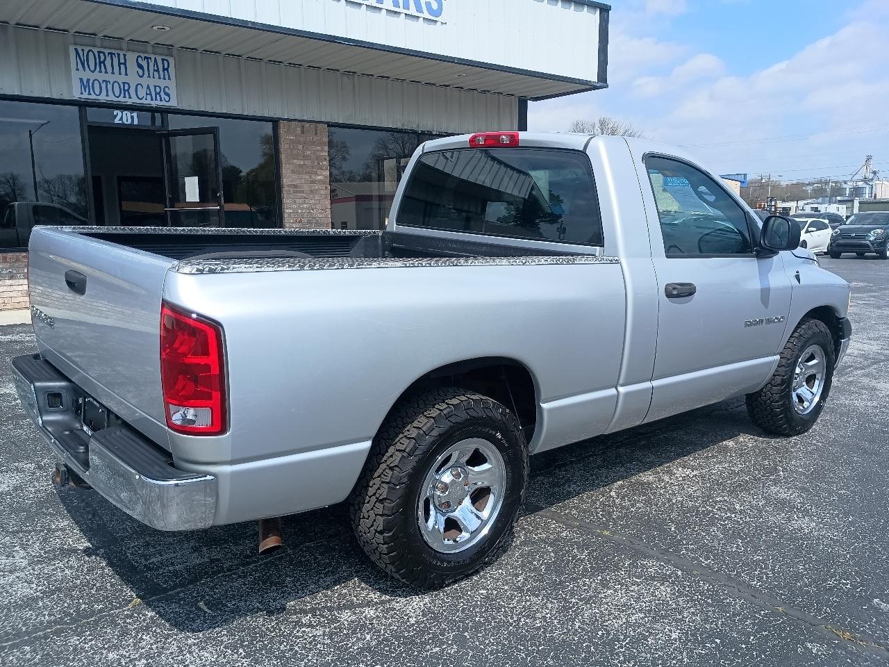 Dodge Ram 1500 2dr Reg Cab 120.5" WB ST 2004