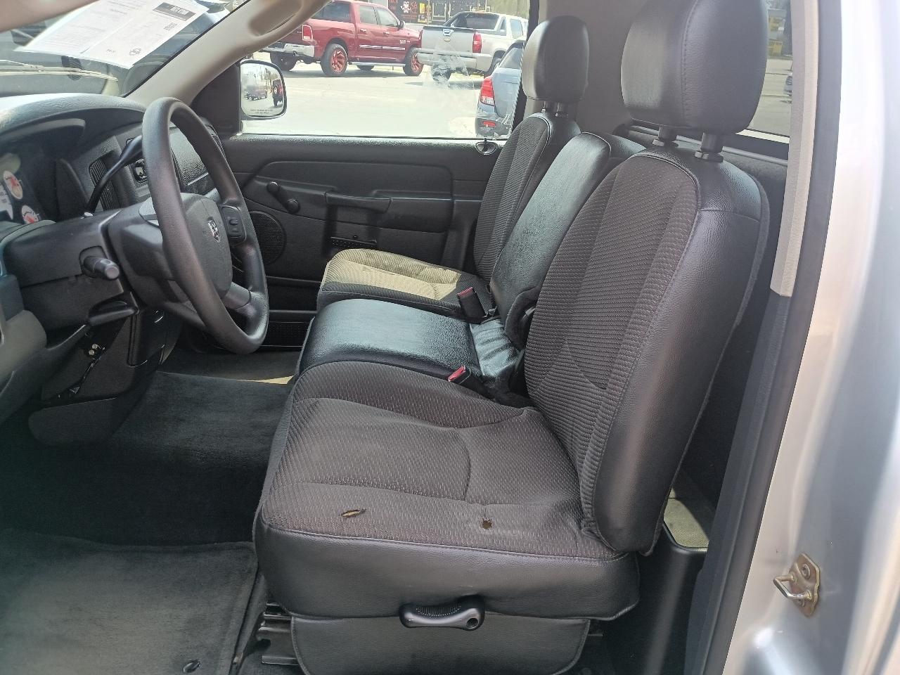 Dodge Ram 1500 2dr Reg Cab 120.5" WB ST 2004