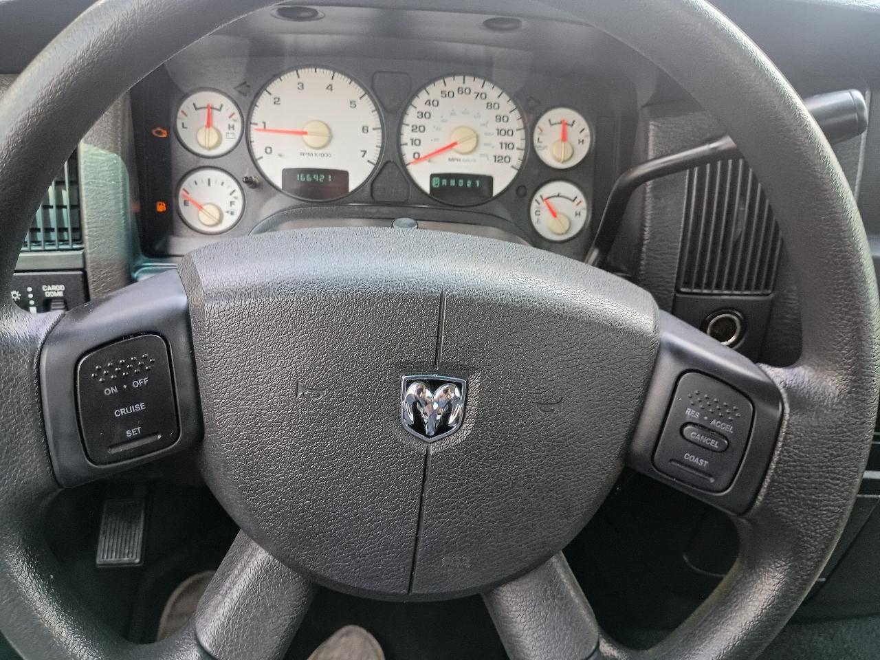 Dodge Ram 1500 2dr Reg Cab 120.5" WB ST 2004