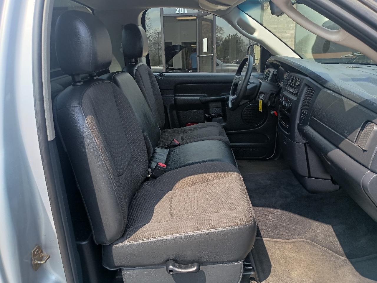 Dodge Ram 1500 2dr Reg Cab 120.5" WB ST 2004