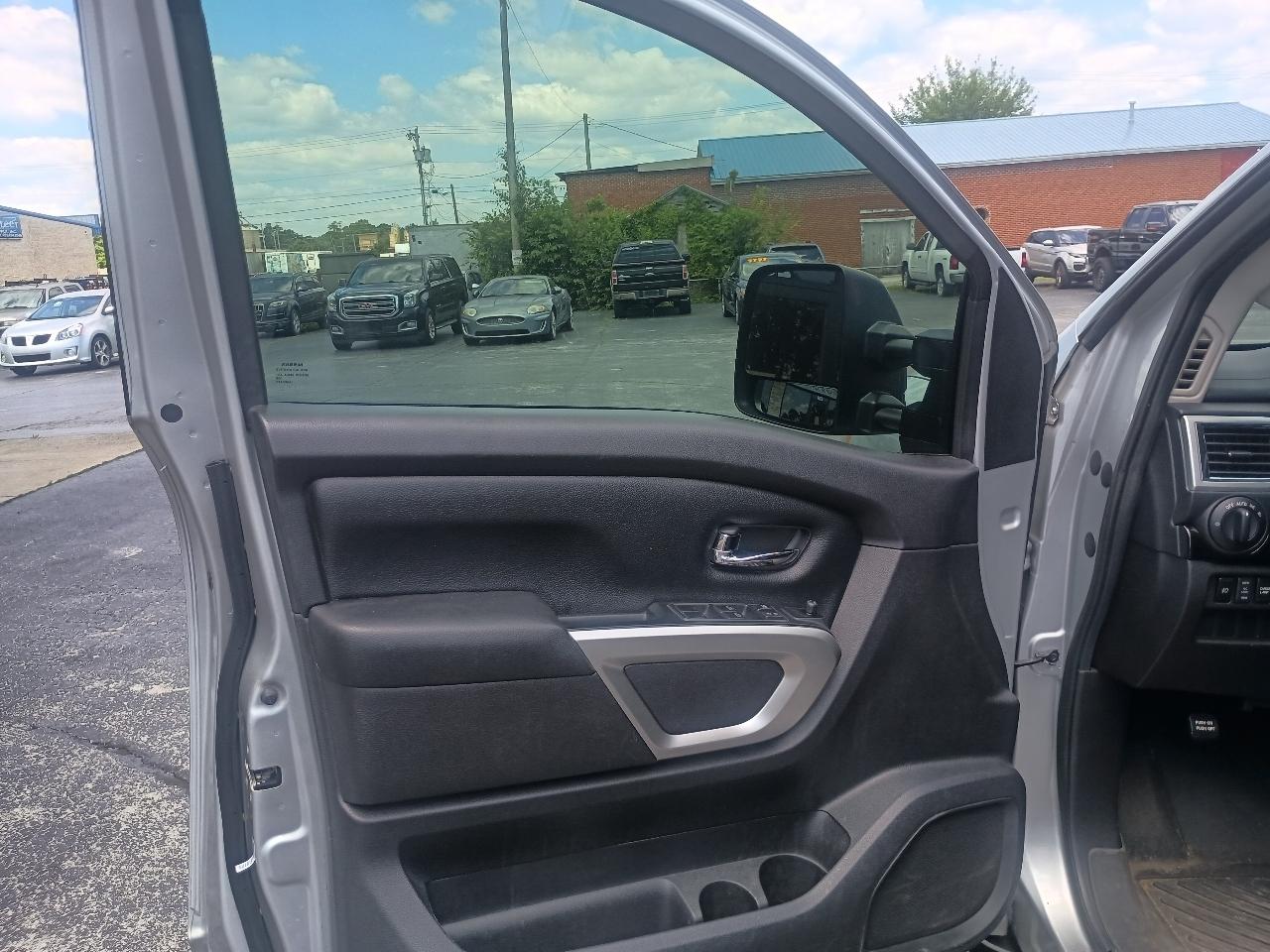 Nissan Titan 4x4 Crew Cab SV 2017