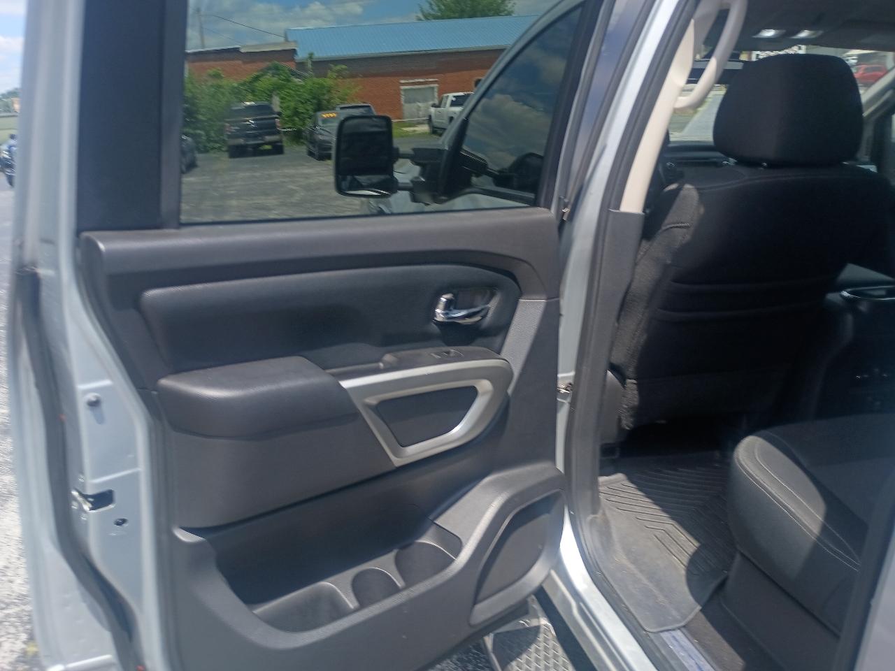 Nissan Titan 4x4 Crew Cab SV 2017