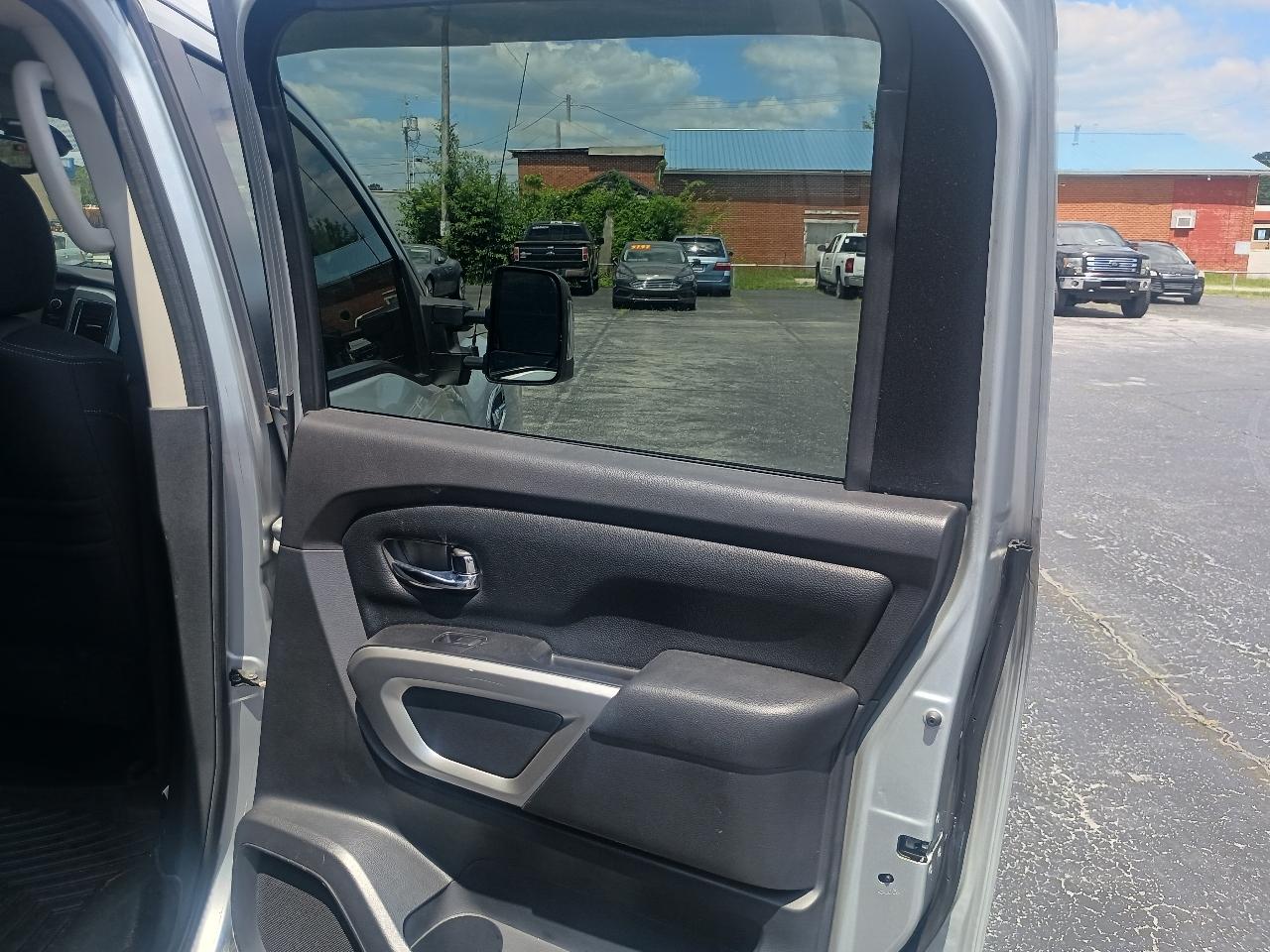 Nissan Titan 4x4 Crew Cab SV 2017