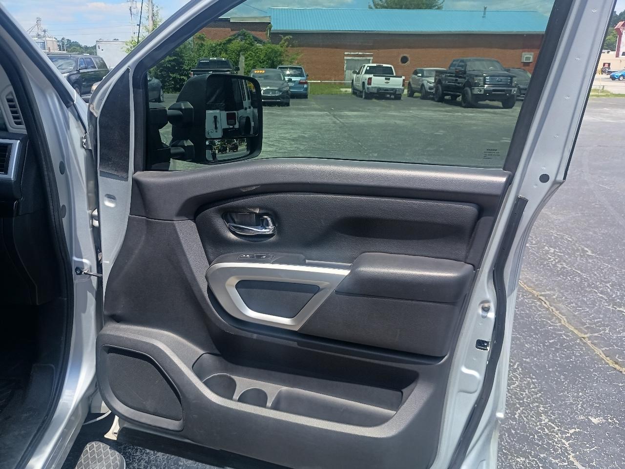 Nissan Titan 4x4 Crew Cab SV 2017