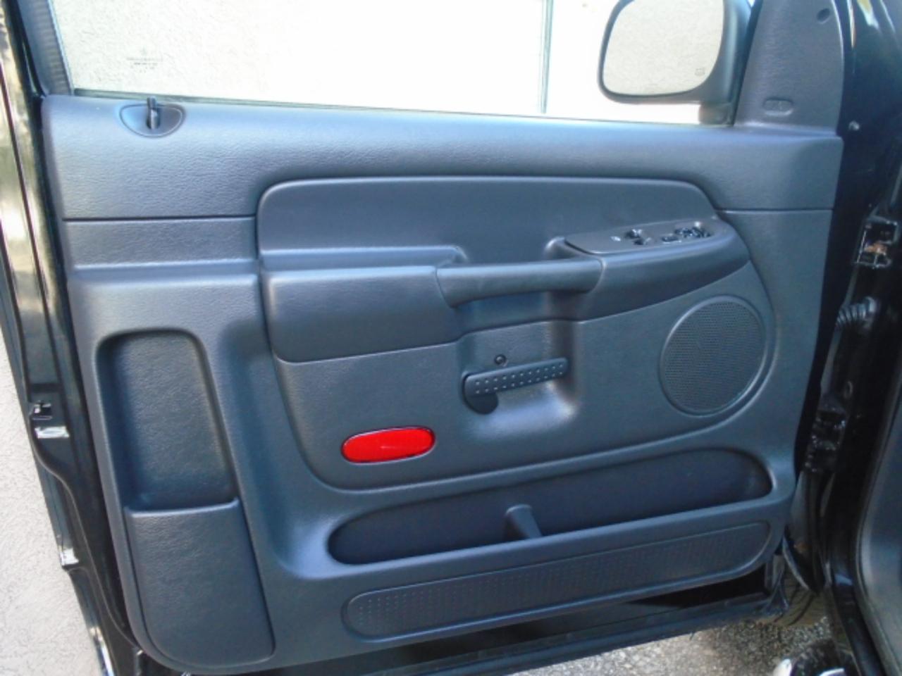 Dodge Ram 1500 2dr Reg Cab 120.5" WB 4WD SLT 2005