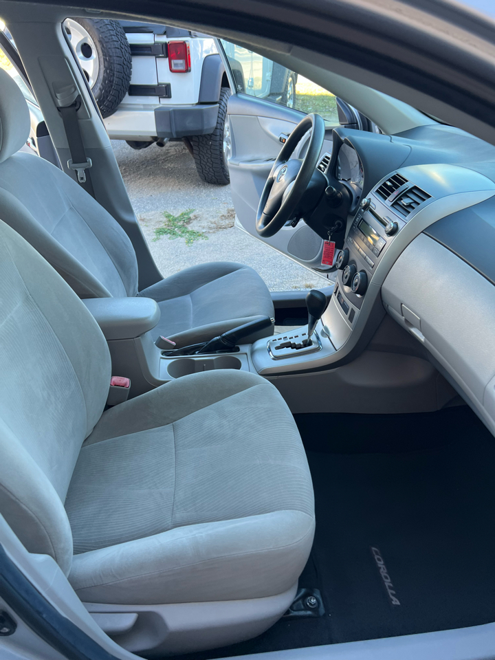 Toyota Corolla 4dr Sdn Auto LE (Natl) 2011