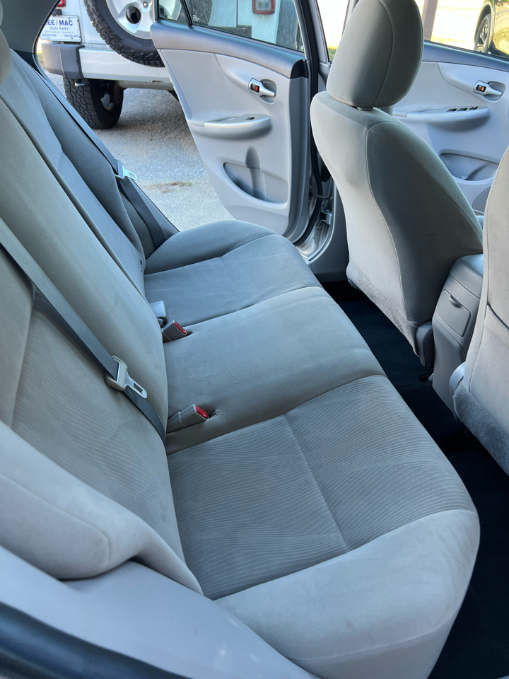 Toyota Corolla 4dr Sdn Auto LE (Natl) 2011