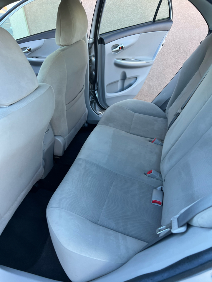 Toyota Corolla 4dr Sdn Auto LE (Natl) 2011