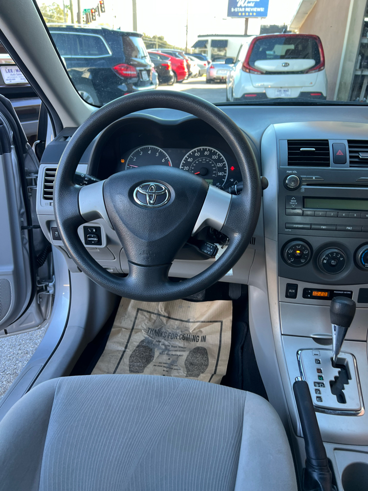 Toyota Corolla 4dr Sdn Auto LE (Natl) 2011