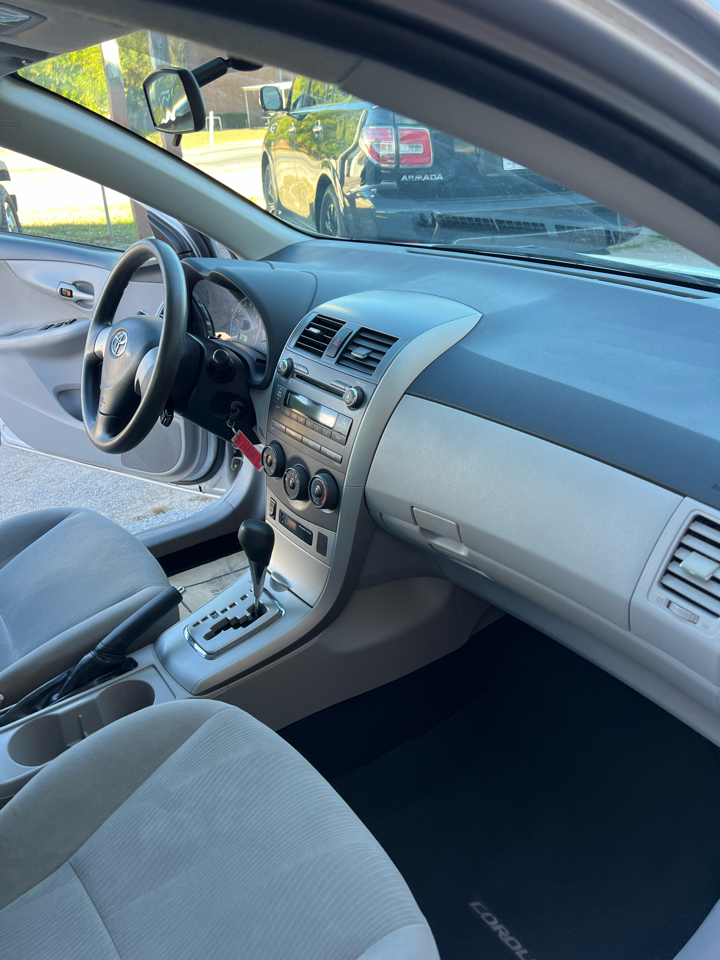 Toyota Corolla 4dr Sdn Auto LE (Natl) 2011