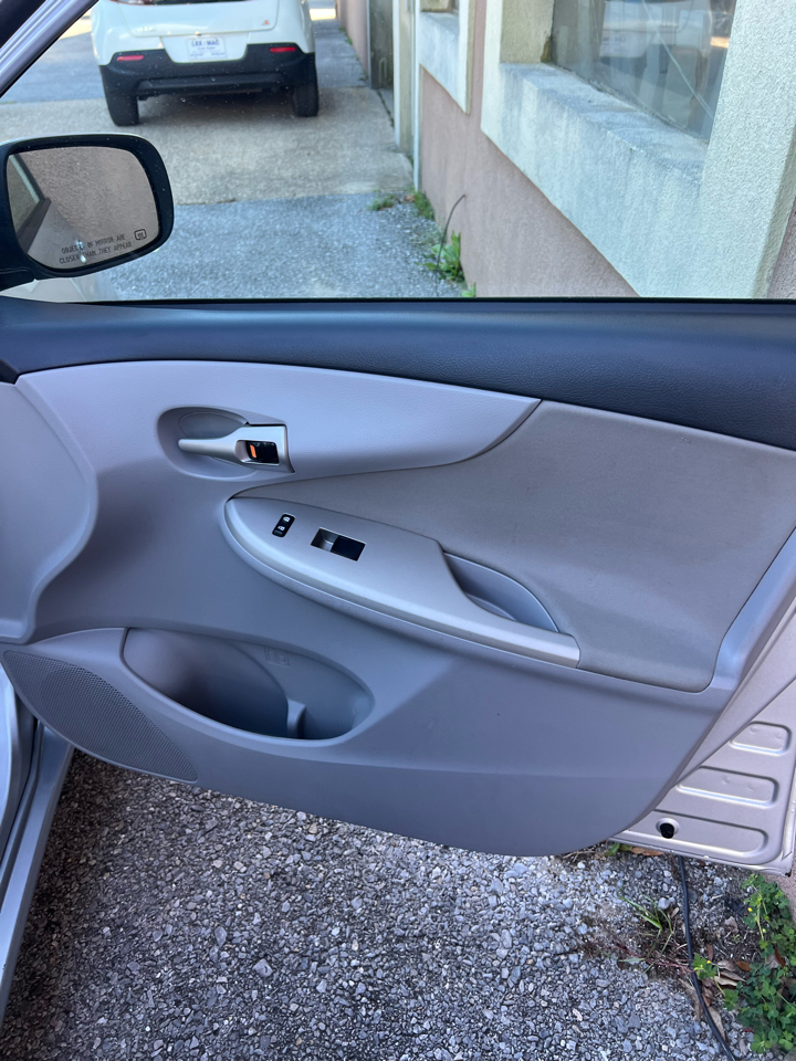 Toyota Corolla 4dr Sdn Auto LE (Natl) 2011