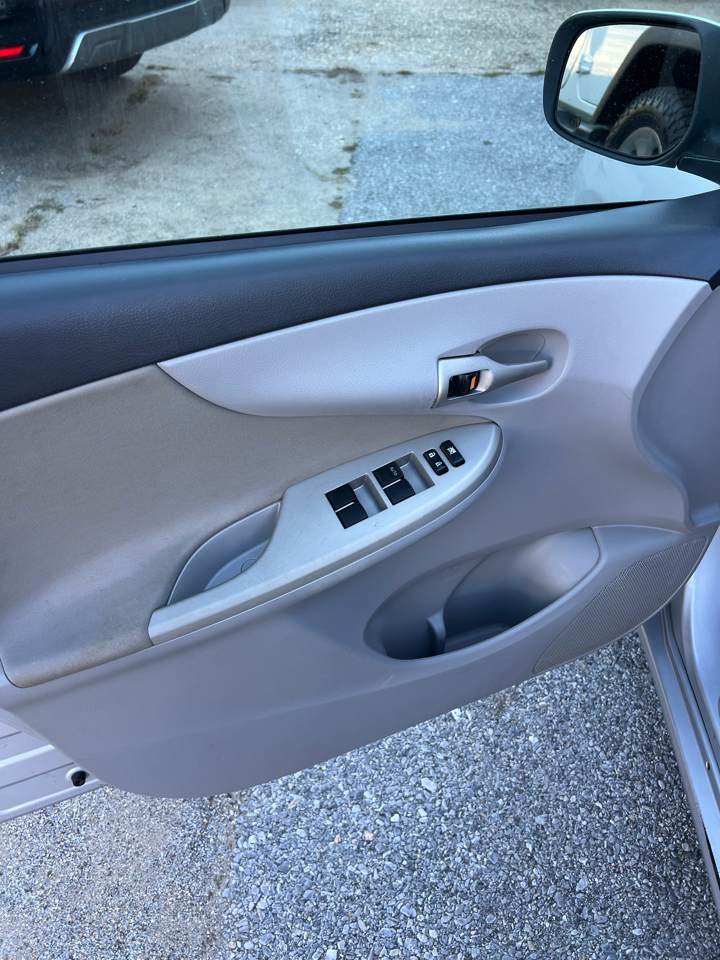 Toyota Corolla 4dr Sdn Auto LE (Natl) 2011