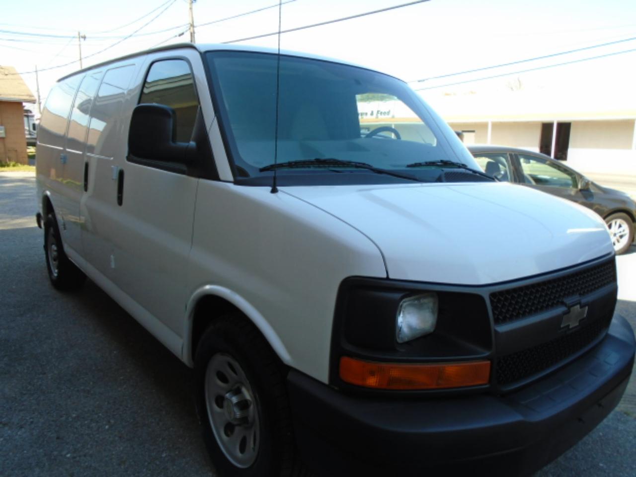 Chevrolet Express Cargo Van RWD 1500 135" 2014