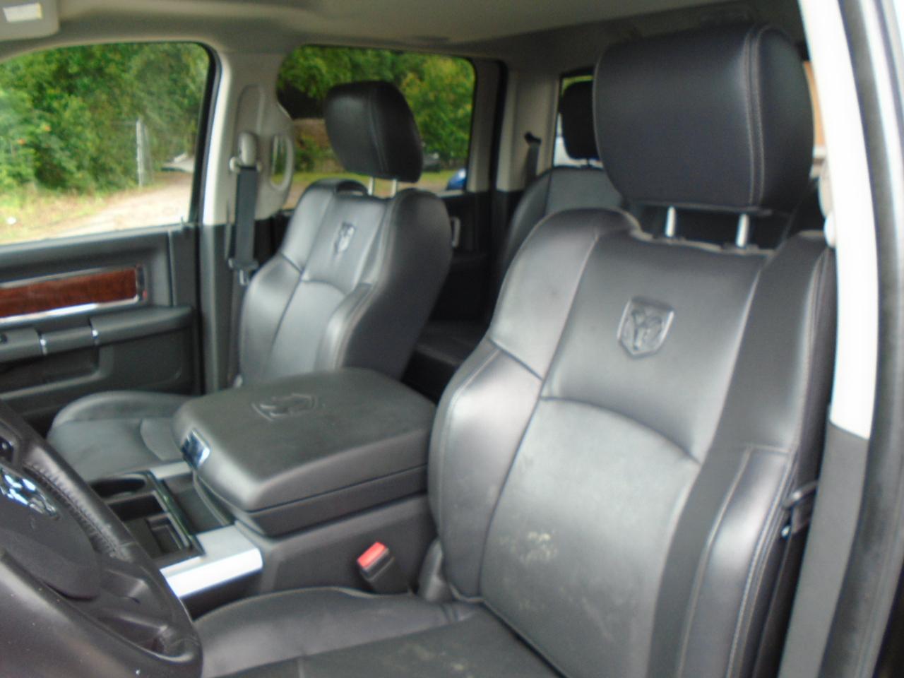 RAM 1500 4WD Crew Cab 140.5" Laramie 2012