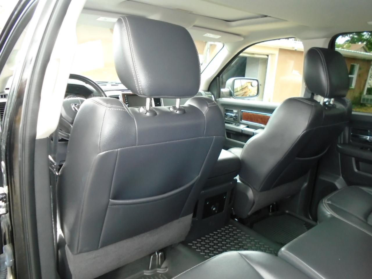 RAM 1500 4WD Crew Cab 140.5" Laramie 2012