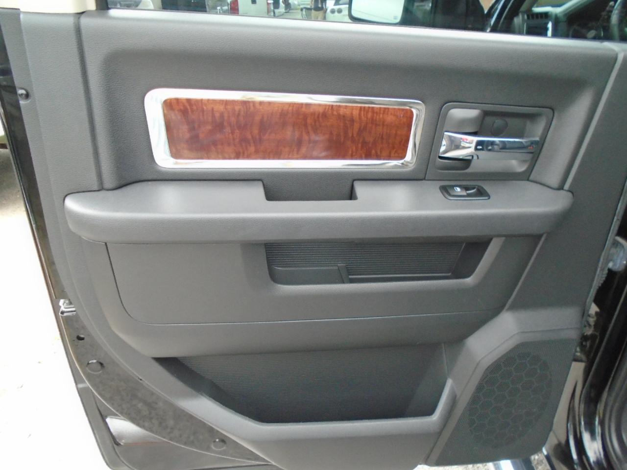 RAM 1500 4WD Crew Cab 140.5" Laramie 2012