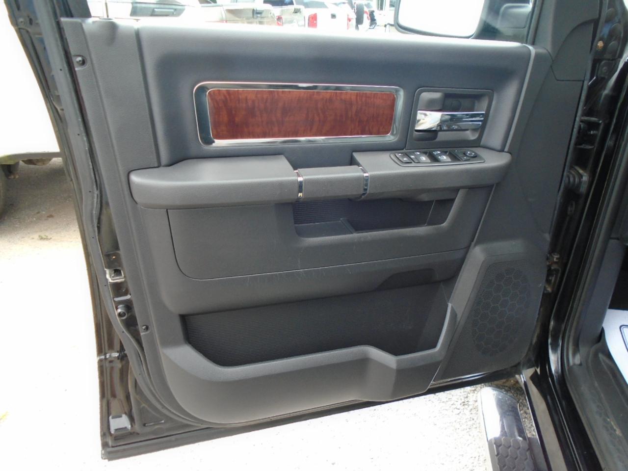 RAM 1500 4WD Crew Cab 140.5" Laramie 2012