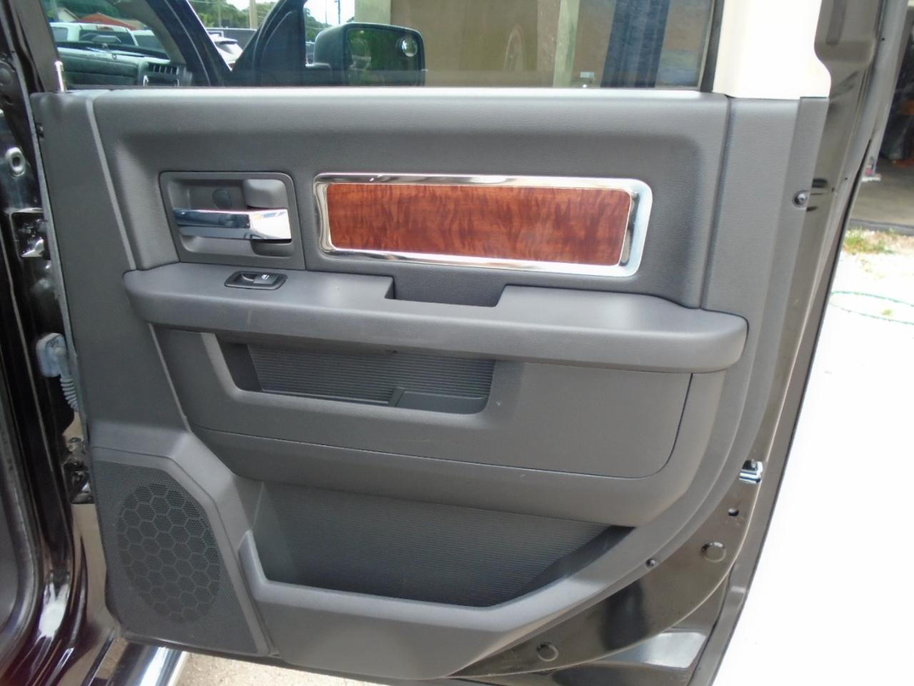RAM 1500 4WD Crew Cab 140.5" Laramie 2012