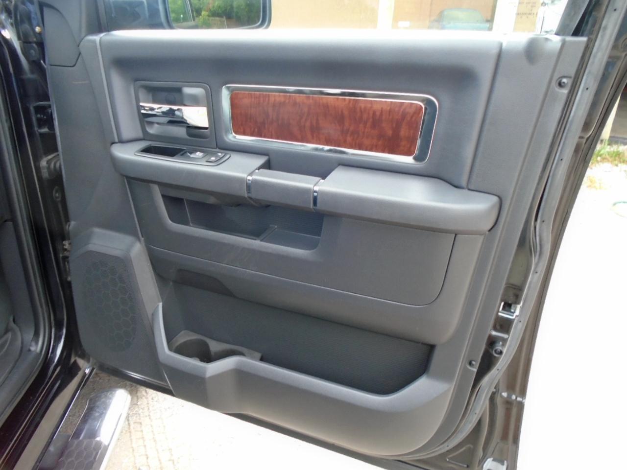 RAM 1500 4WD Crew Cab 140.5" Laramie 2012