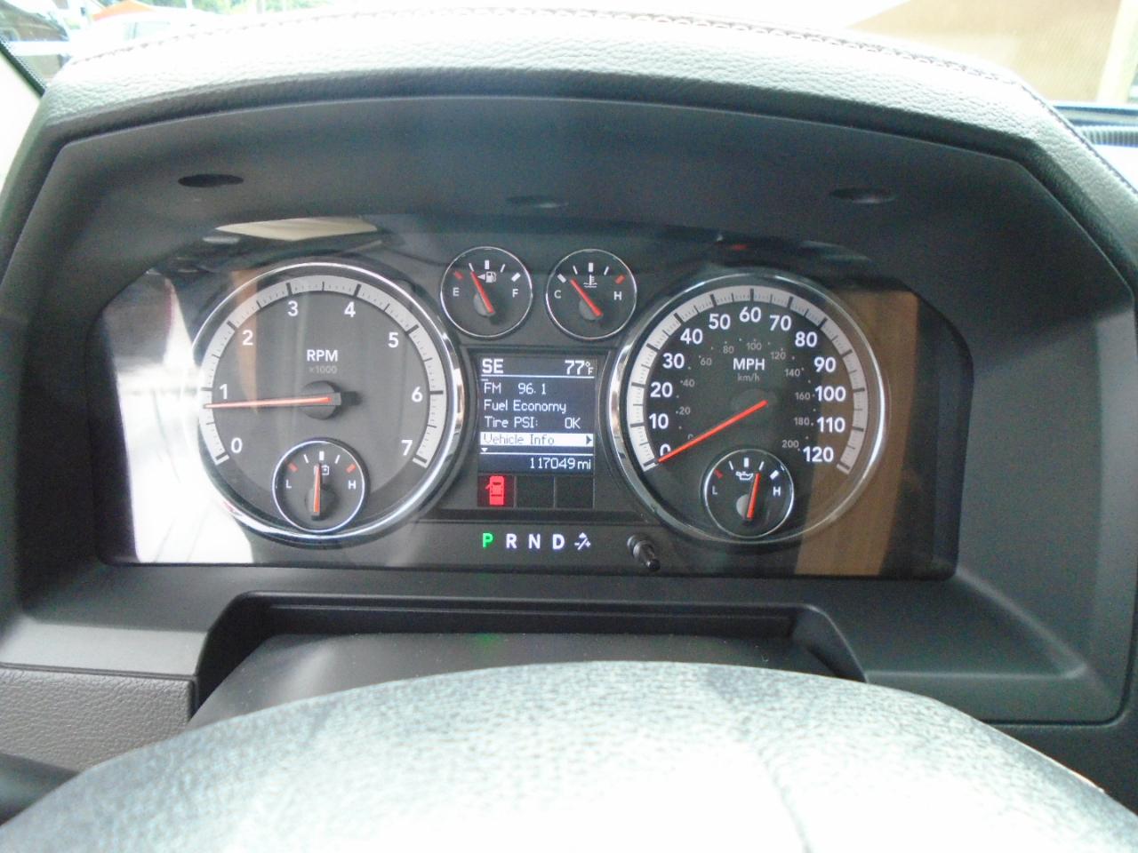 RAM 1500 4WD Crew Cab 140.5" Laramie 2012