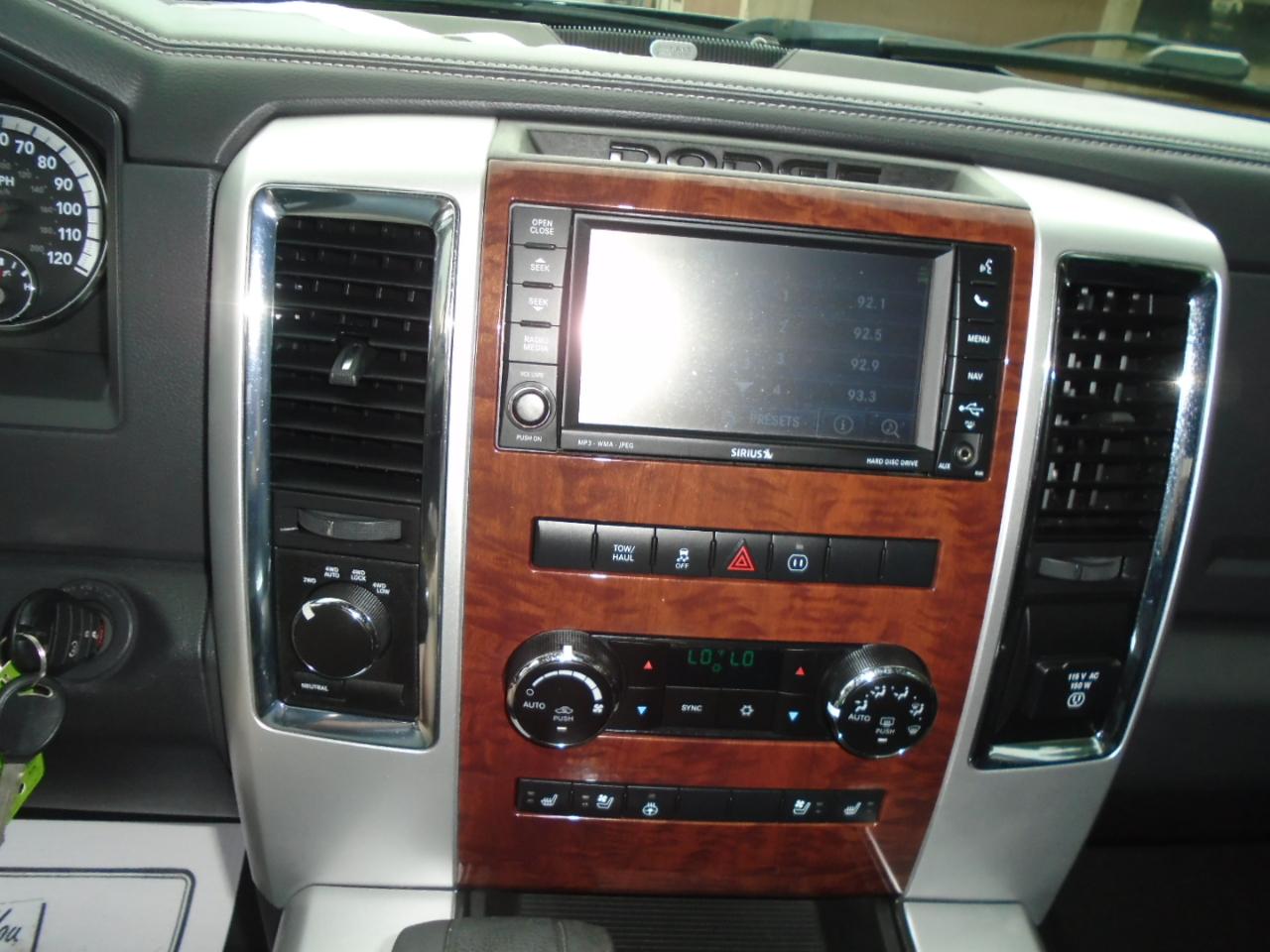 RAM 1500 4WD Crew Cab 140.5" Laramie 2012