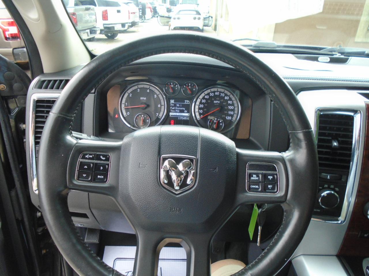 RAM 1500 4WD Crew Cab 140.5" Laramie 2012