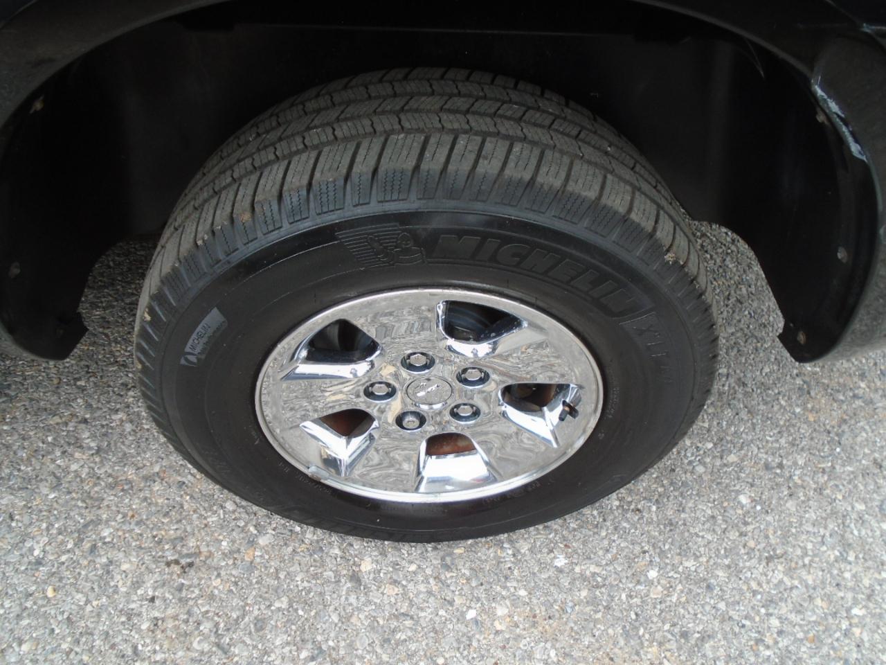 RAM 1500 4WD Crew Cab 140.5" Laramie 2012
