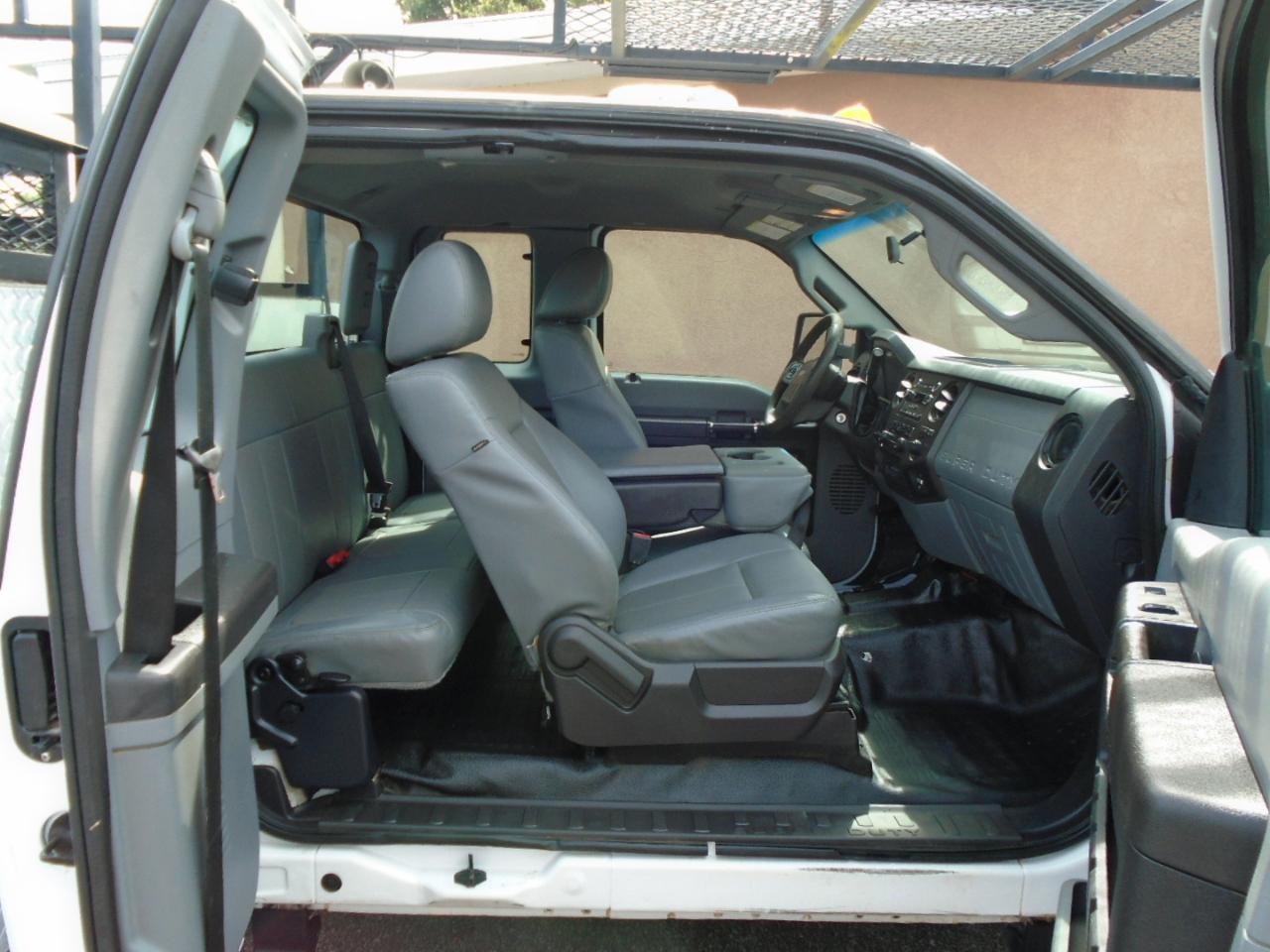 Ford Super Duty F-550 DRW 4WD SuperCab 186" WB 84" CA XL 2016